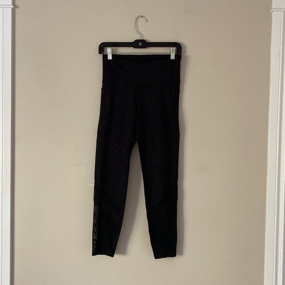 Old Navy Active Black Pattern Elevate Leggings Stretch - Picture 3 of 12
